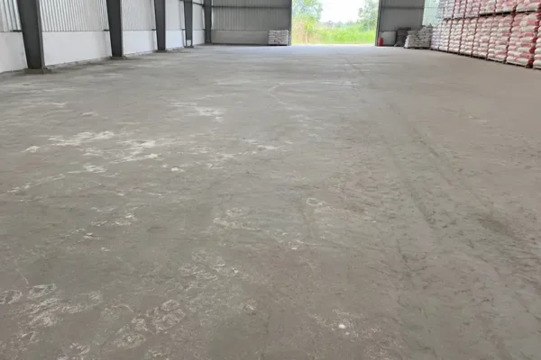 Sàn bê tông nhà phố Huế bị bụi mịn nên xử lý bằng mài hay tăng cứng?