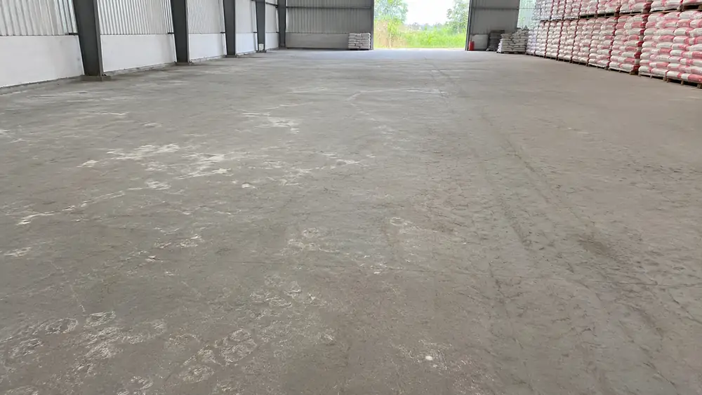 Sàn bê tông nhà phố Huế bị bụi mịn nên xử lý bằng mài hay tăng cứng?