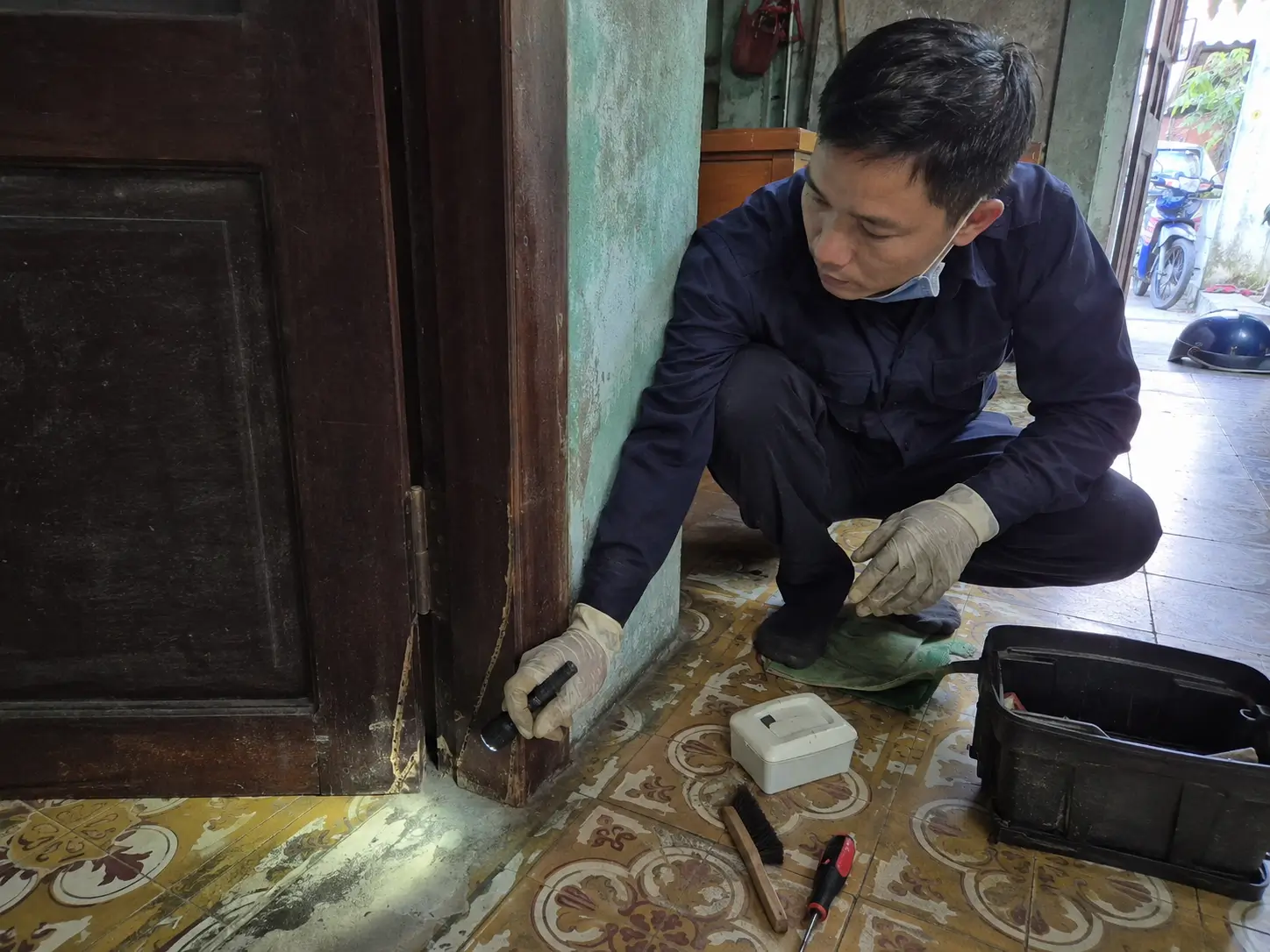 Kỹ thuật viên kiểm tra và xử lý mối tại nhà dân ở Thủy Xuân, Huế