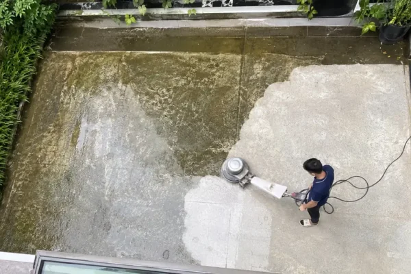 Sàn đá granit ở sảnh khách sạn Huế bị mờ lối đi: xử lý điểm hay toàn sàn?