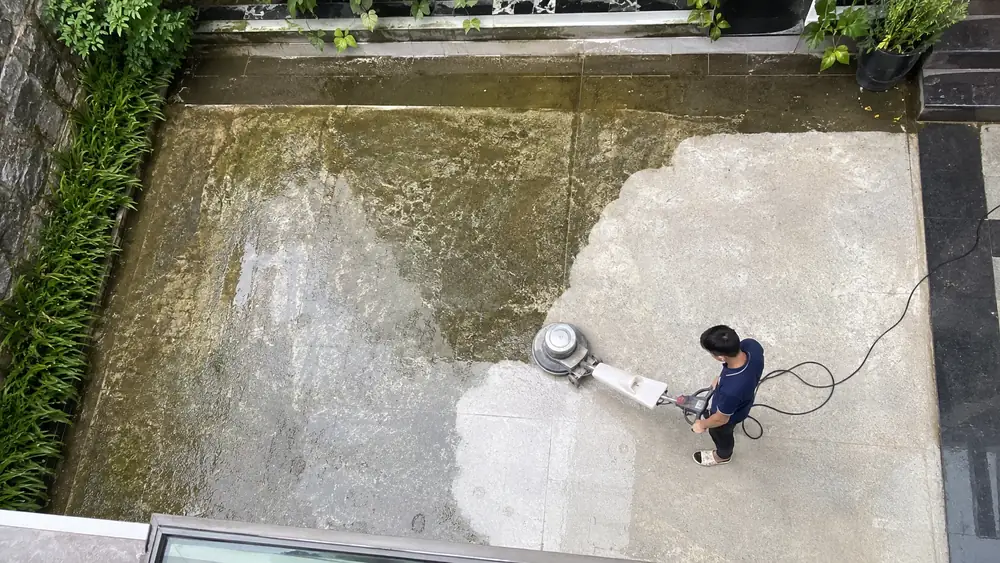 Sàn đá granit ở sảnh khách sạn Huế bị mờ lối đi: xử lý điểm hay toàn sàn?