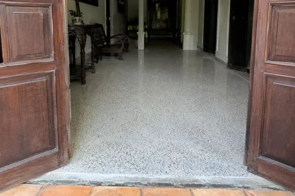 Tự làm hay thuê đơn vị đánh bóng sàn đá mài tại Huế: nên chọn cách nào?