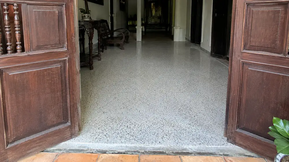 Tự làm hay thuê đơn vị đánh bóng sàn đá mài tại Huế: nên chọn cách nào?