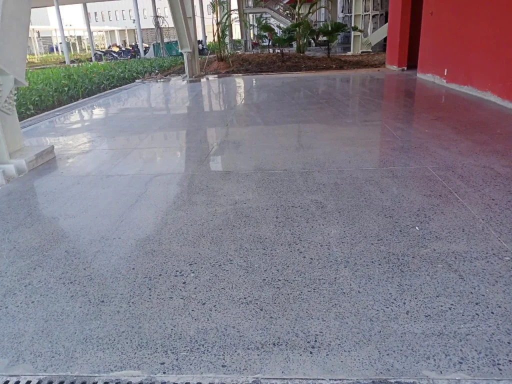 Sàn bê tông mài lộ đá khu vực có mái che